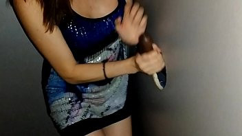 Play MI PRIMER GLORYHOLE, LE HAGO UNA BUENA MAMADA A UNA POLLA NEGRA GRANDE. www.onlyfans.com/pequeydemonio .