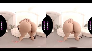 Play 4K VR LA caliente actriz porno Valentina Bianco se desnuda enseñandote su cuerpo y sus pies, jugando con tu polla y follando contigo en realidad virtual.