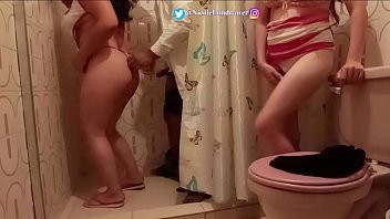 Play Encuentro al doctor y la enfermera teniendo sexo en el baño del hospital, me masturbo mientras los veo a ellos / PARTE 2 / Chiquicandy / NicoleLondrawer