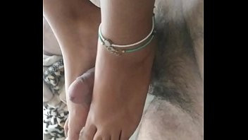 Play Sexy Latina teen foot tease