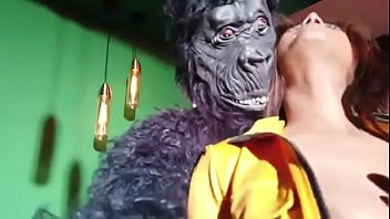 Play Poonam pandey rides a banana