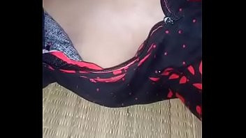 Play Malayalam aunty nithya anil show her cleavage with audio