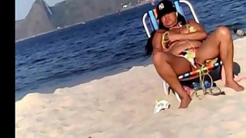 Play Estava na Praia filmando a paisagem, quando derrepende vejo essa gostosa sentada de pernas abertas, e para minha surpresa ela começou a se exibir pra mim, passar a mão na buceta.. FIQUEI LOUCO NA HORA!! Ela me viu de pau duro e adorou! N&ati