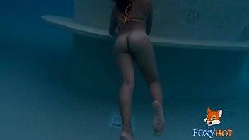 Play Nadndo desnuda en alberca de hotel familiar (video completo en ONLYFANS.COM/FOXYHOT)
