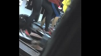Play Rubia haciendo ejercicio en el gym