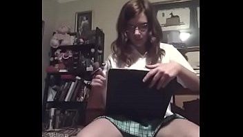 Play Colegiala deja de hacer su tarea por masturbarse