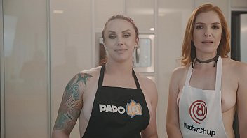 Play As gostosas Bruninha Fitness e Babuh Ruivinha em mais um MasterChup delicioso ensinando como a fazer o melhor nachos que você já viu