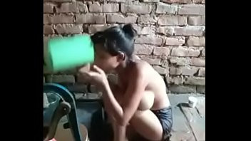 Play नहाती हुई गांव की लड़की