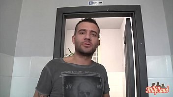 Play Angelica, italienne aux airs de salope, se fait baiser dans les toilettes