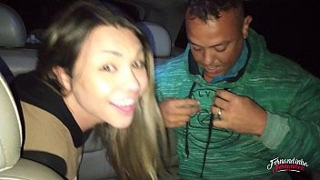 Play Fernandinha Fernandez, chamando desconhecidos na praça para foder dentro do carro