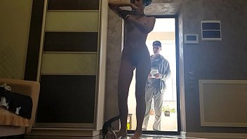 play The delivery guy looks at me naked