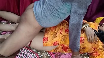 Play पड़ोस वाली लड़की ने अपने घर बुला कर अपने ही बिस्तर पर