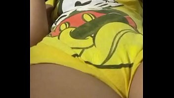 Play Novinha se mostrando no banheiro