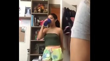 Play Amigas novinhas dançando na live