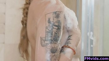 Play Sexy hot babe shower fuck