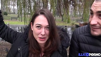 Play Sophie, jeune et fan de cul, elle veut de la bite