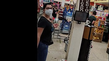 Play Señora me enseña su tanga , le gusta que la vea!