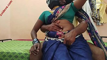 Play मैंने तेज तेज धक्के लगाते हुए आंटी की चूत में घुसे कॉन्डम चढ़े लंड से तेज तेज वीर्य की पिचकारी मारी जिसने मेरे कॉन्डम को भर दिया