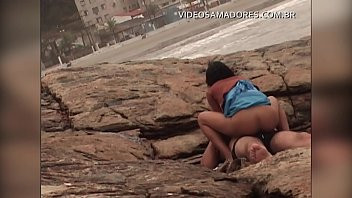 Play Casal exibicionista é flagrado fazendo sexo em praia de zona urbana no Brasil